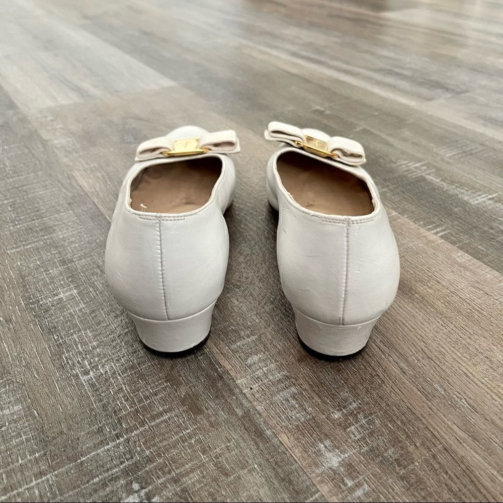 SALVATORE FERRAGAMO white leather shoes with bow detail - Picture 6 of 7